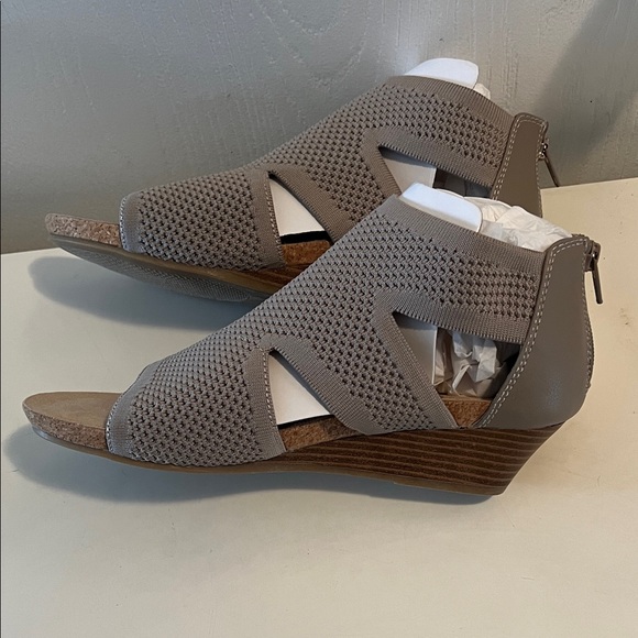 Croft & Barrow Women's Taupe Open-Toe Sandals - Picture 5 of 5